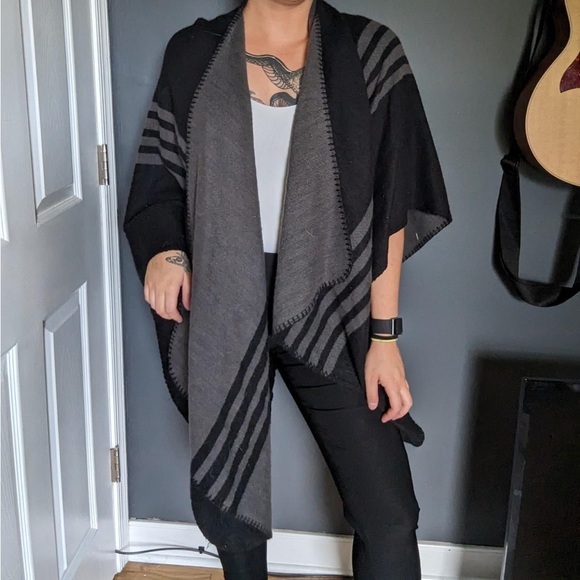 One Size Open Front Asymmetrical Poncho - Picture 1 of 5